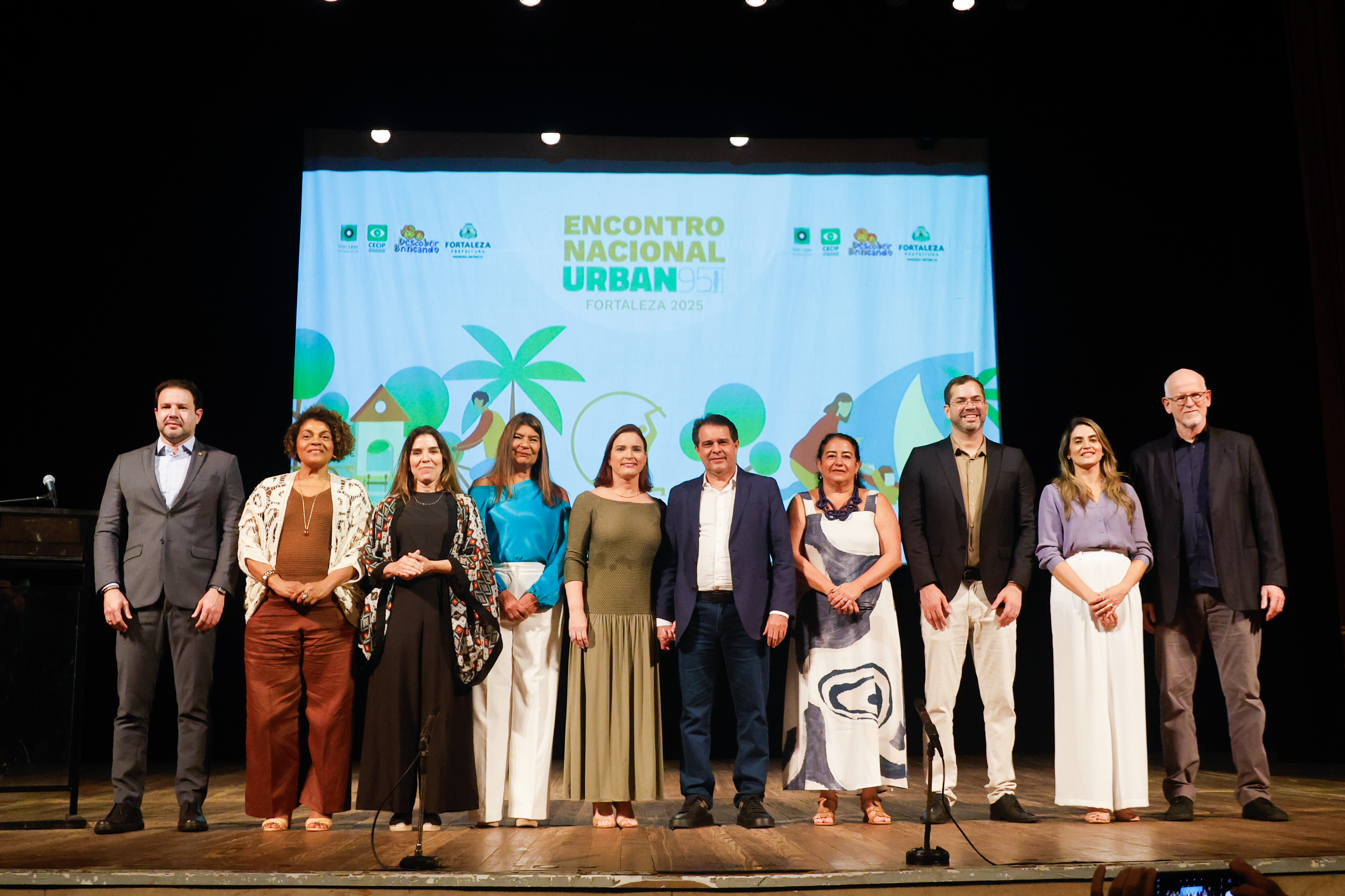 grupo de pessoas posa para a foto no palco do theatro josé de alencar